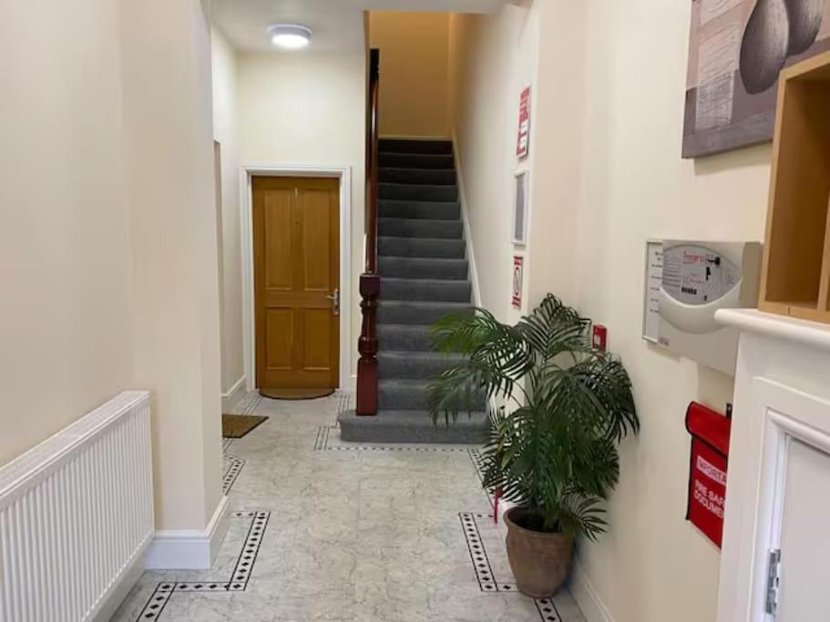 Private Parking, Central Llandudno, King Bed With Ensuite At Clement Lodge Екстер'єр фото